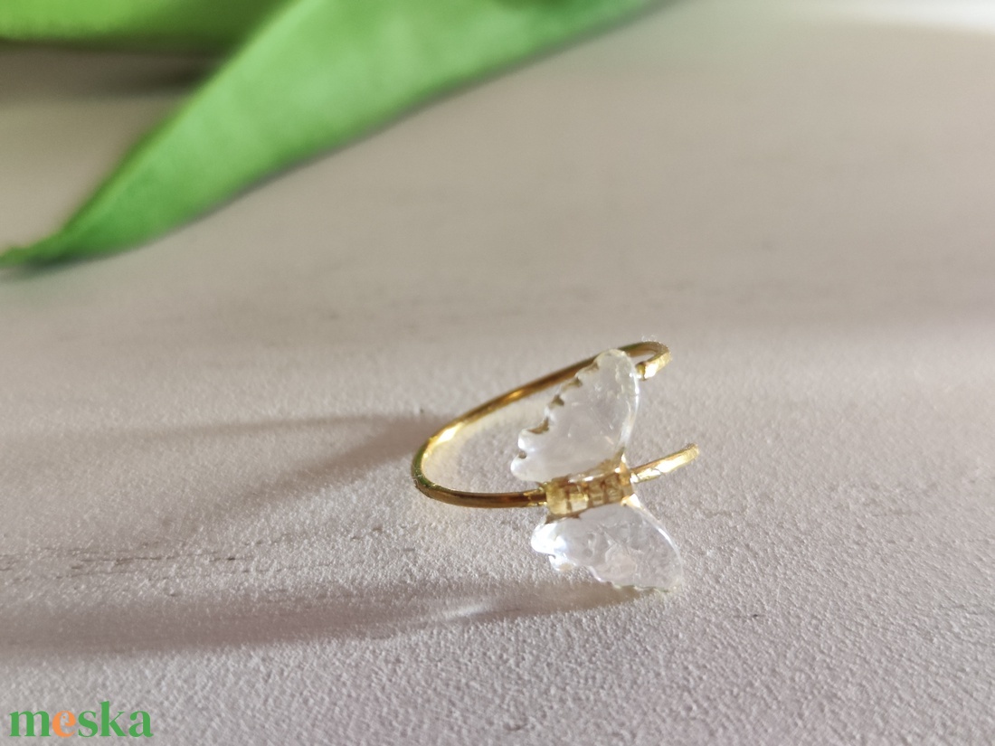 Egyedi pillangó gyűrű � kalapált sárgaréz huzalból, állítható! - ékszer - gyűrű - figurális gyűrű - Meska.hu