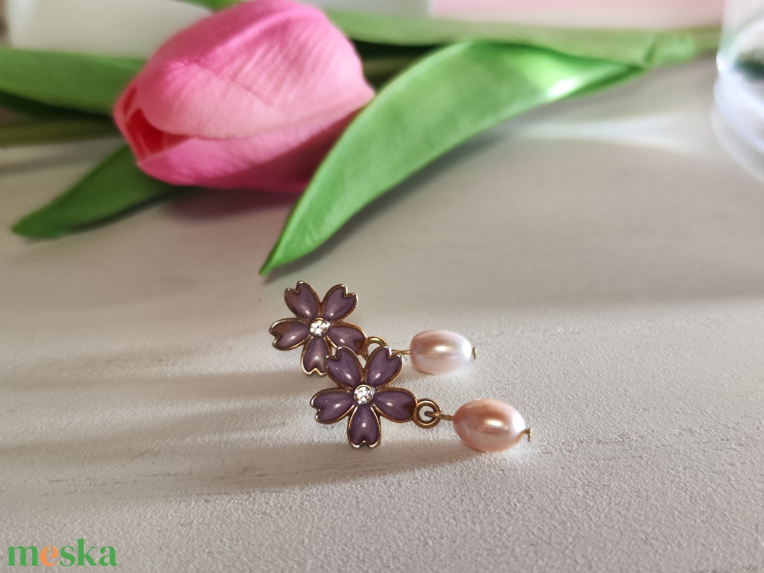 Egyedi lila virágos gyöngy fülbevaló - Limitált darab! - ékszer - fülbevaló - lógó fülbevaló - Meska.hu