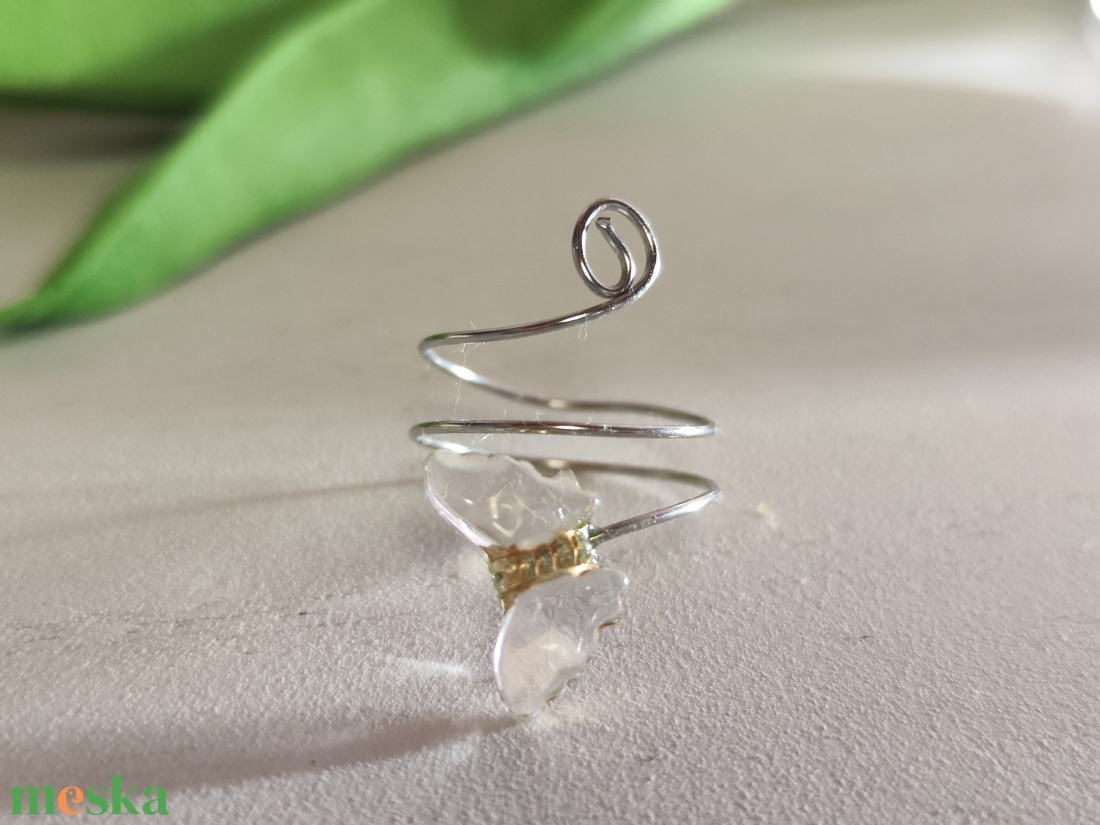 Egyedi, ezüstös csillogású pillangó gyűrű � átlátszó akril medállal! - ékszer - gyűrű - statement gyűrű - Meska.hu