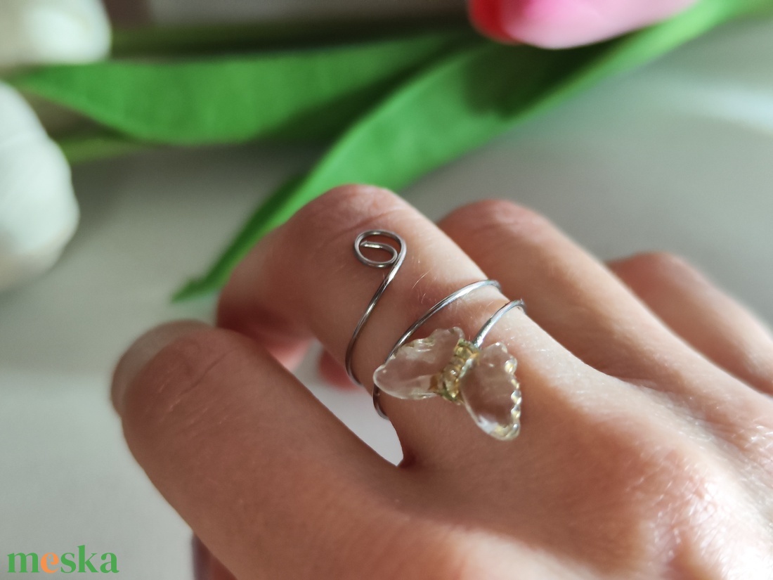 Egyedi, ezüstös csillogású pillangó gyűrű � átlátszó akril medállal! - ékszer - gyűrű - statement gyűrű - Meska.hu