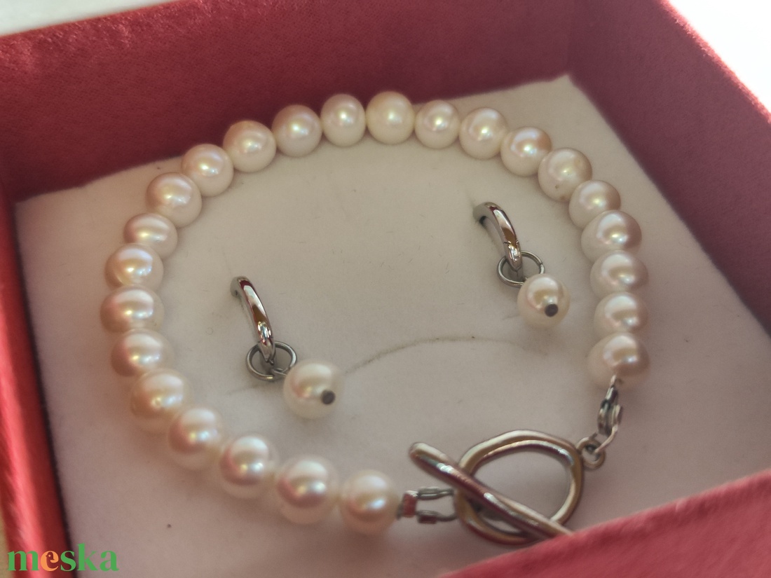 Elegáns gyöngyszett: S925 ezüst fülbevaló + karkötő � lágy fényű álom! - mágneses díszcsomagolásban! - ékszer - ékszerszett - Meska.hu