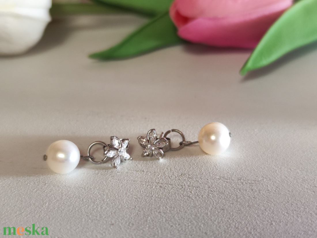Egyedi S925 ezüst virágos fülbevaló 9 mm édesvízi gyönggyel! - ékszer - fülbevaló - lógós kerek fülbevaló - Meska.hu
