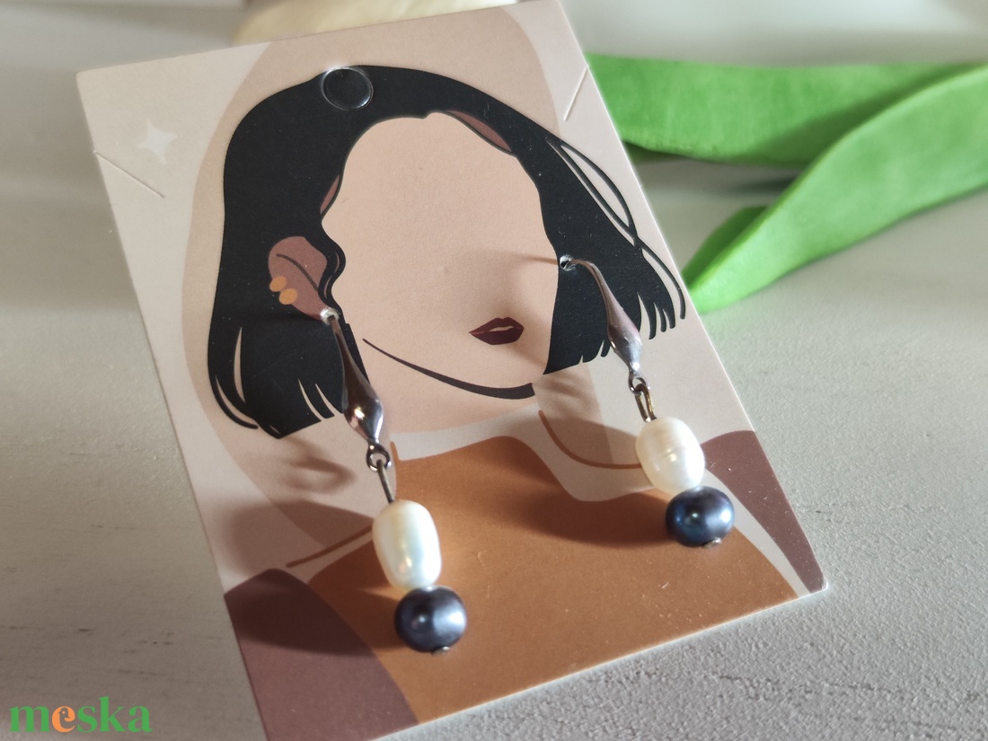 Elegáns édesvízi gyöngy fülbevaló � nemesacél alap, örök klasszikus!  - ékszer - fülbevaló - lógós kerek fülbevaló - Meska.hu