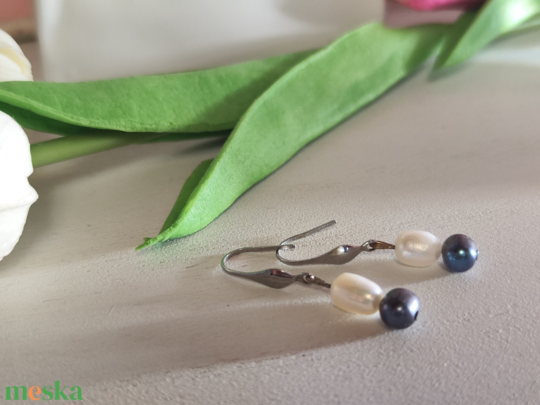 Elegáns édesvízi gyöngy fülbevaló � nemesacél alap, örök klasszikus!  - ékszer - fülbevaló - lógós kerek fülbevaló - Meska.hu