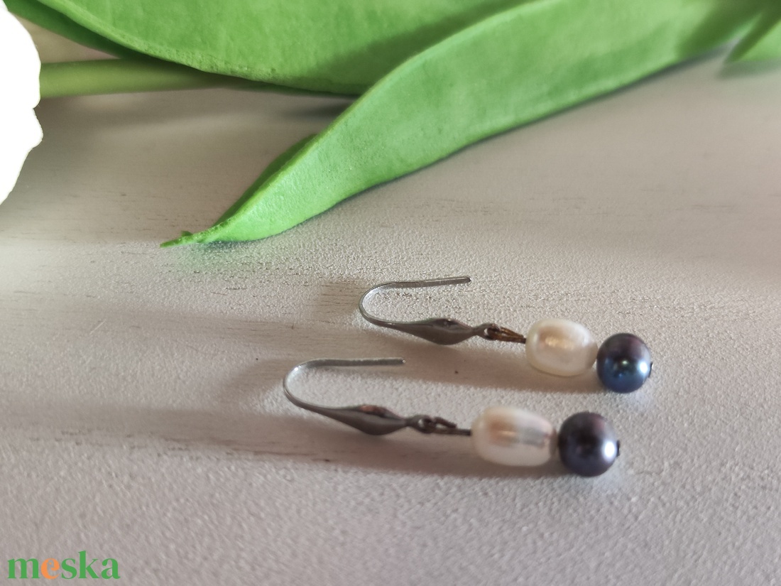 Elegáns édesvízi gyöngy fülbevaló � nemesacél alap, örök klasszikus!  - ékszer - fülbevaló - lógós kerek fülbevaló - Meska.hu