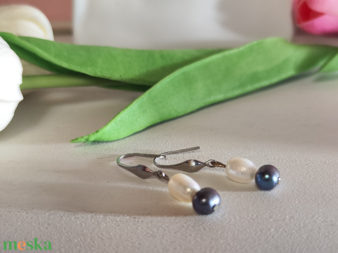 Elegáns édesvízi gyöngy fülbevaló � nemesacél alap, örök klasszikus!  - ékszer - fülbevaló - lógós kerek fülbevaló - Meska.hu