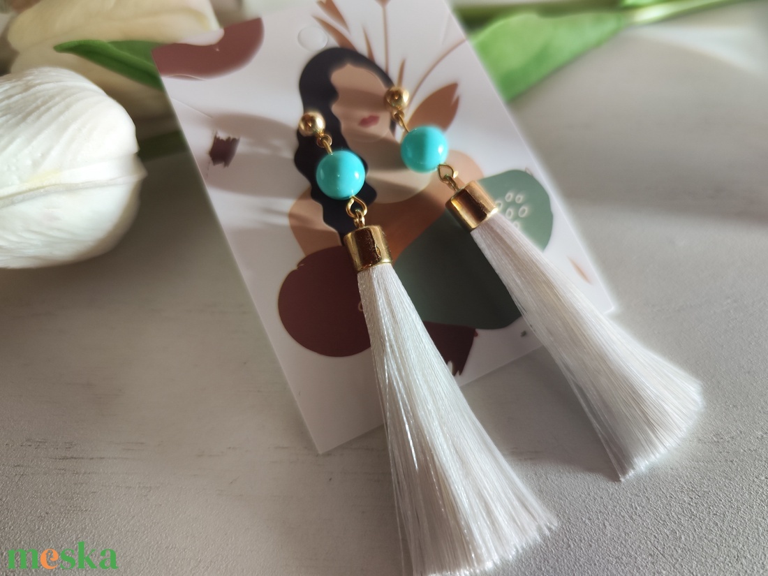 Egyedi fehér rojtos-türkiz kagylógyöngy fülbevaló (8 mm) � Arany nemesacél bedugós alappal! - ékszer - fülbevaló - rojtos fülbevaló - Meska.hu