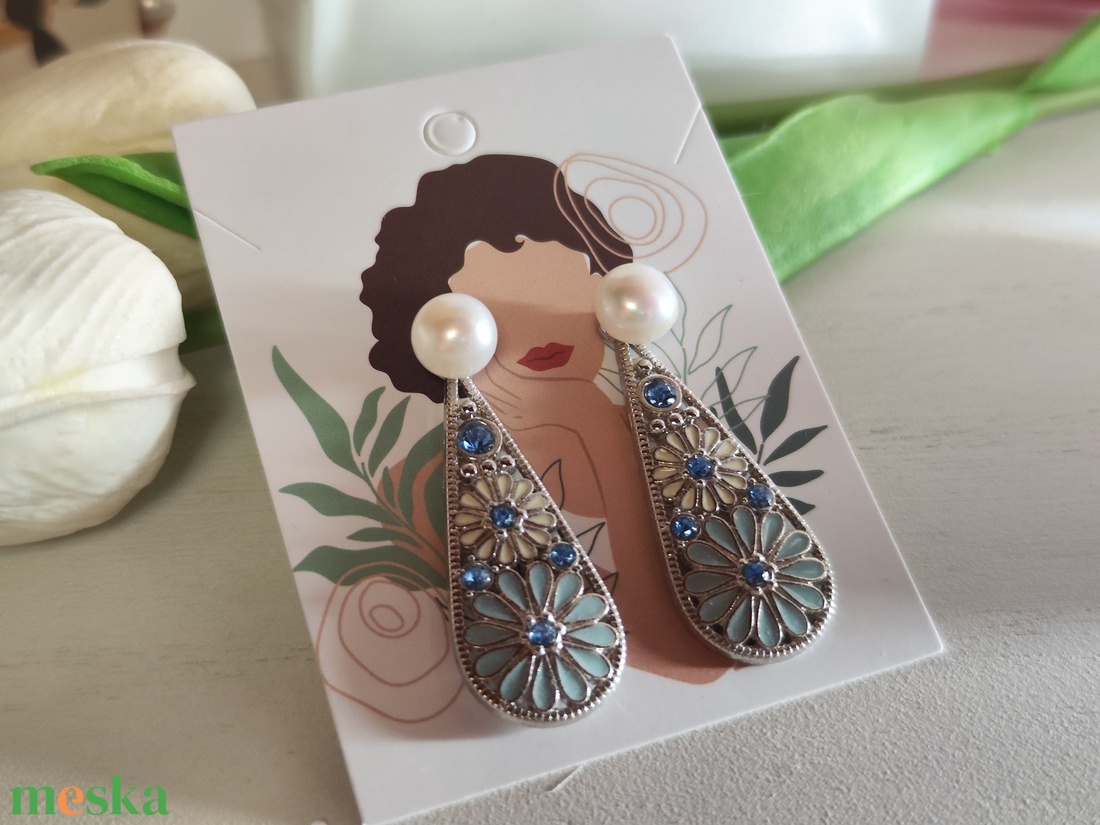 Klasszikus fehér gyöngy fülbevaló kék virág medállal - elegáns ajándék! - ékszer - fülbevaló - lógó csepp fülbevaló - Meska.hu