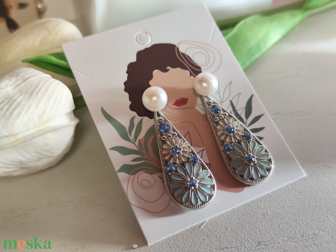 Klasszikus fehér gyöngy fülbevaló kék virág medállal - elegáns ajándék! - ékszer - fülbevaló - lógó csepp fülbevaló - Meska.hu