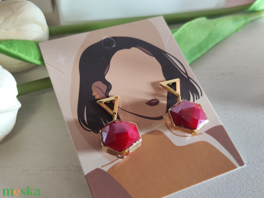 Különleges piros achát hatszög fülbevaló 15 mm-es gyönggyel � Tüzes statement! - ékszer - fülbevaló - lógó fülbevaló - Meska.hu