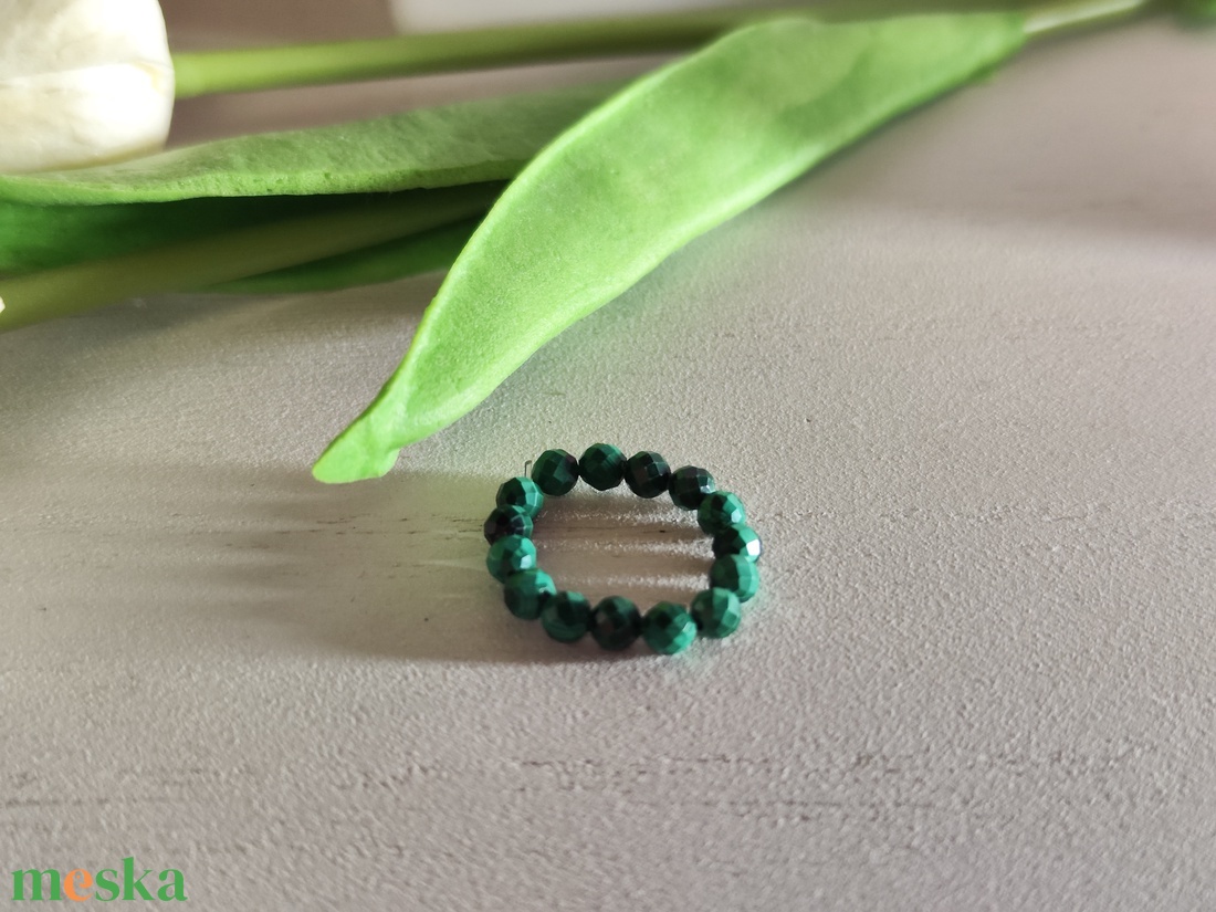 Malachit ék alakú fazettált gyöngy gyűrű 4mm - zöld energia! - ékszer - gyűrű - gyöngyös gyűrű - Meska.hu