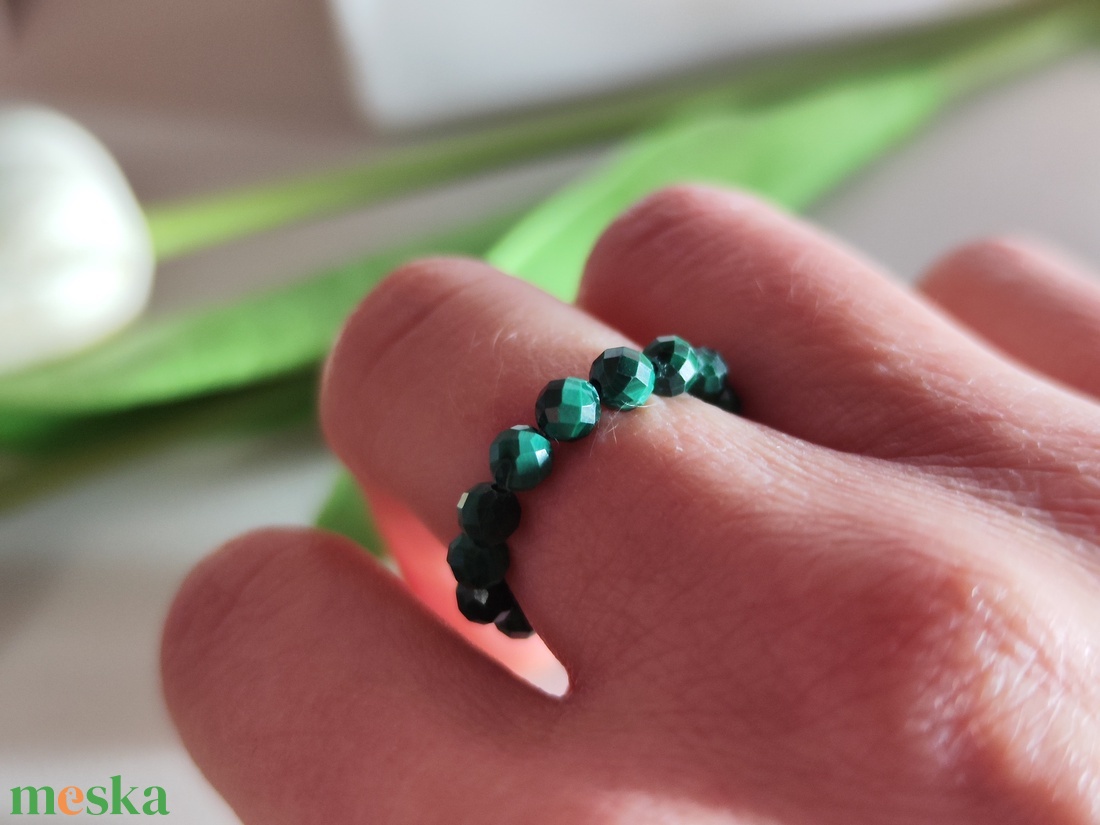 Malachit ék alakú fazettált gyöngy gyűrű 4mm - zöld energia! - ékszer - gyűrű - gyöngyös gyűrű - Meska.hu