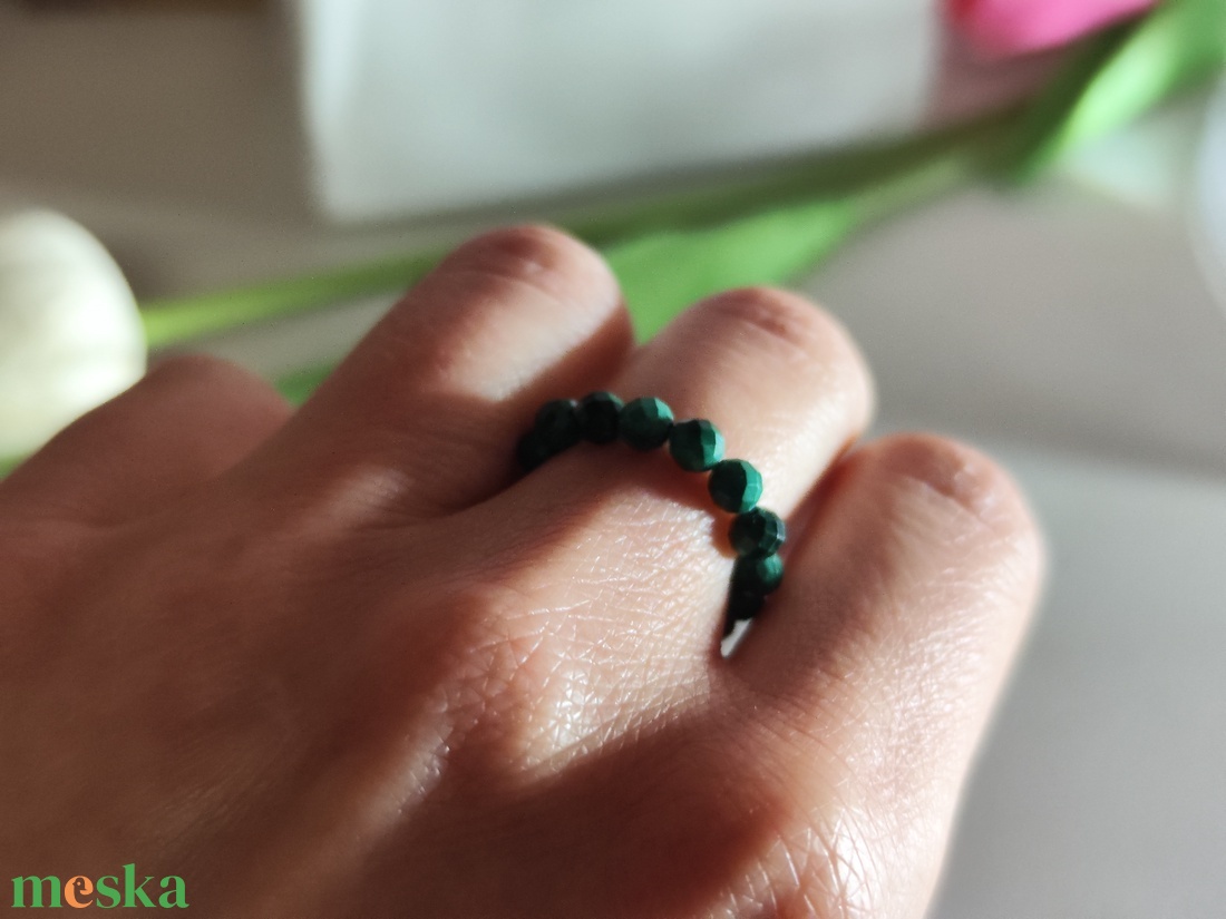 Malachit ék alakú fazettált gyöngy gyűrű 4mm - zöld energia! - ékszer - gyűrű - gyöngyös gyűrű - Meska.hu