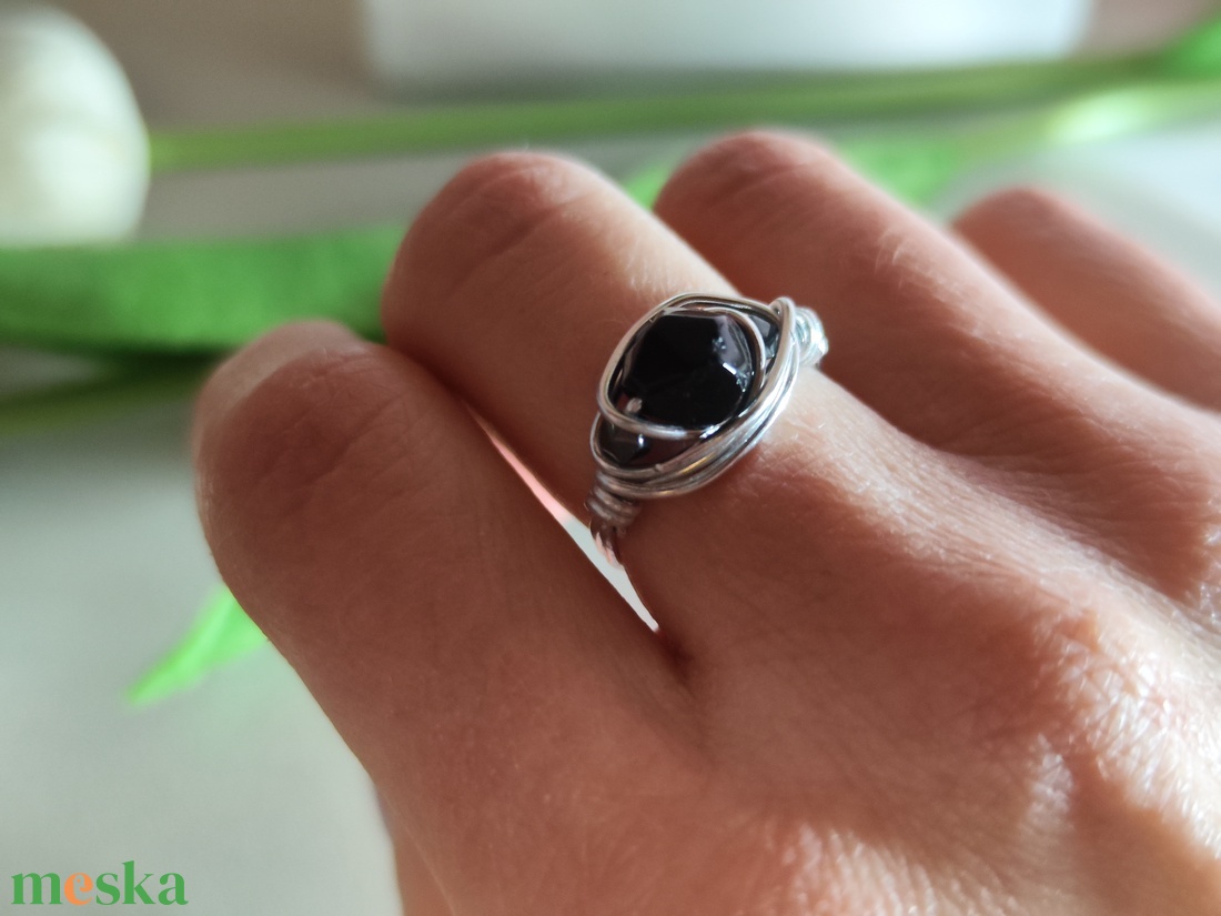 Csillagfény gyűrű - Kézzel hajlított alumínium drót, fekete ónix -hematit. - ékszer - gyűrű - gyöngyös gyűrű - Meska.hu