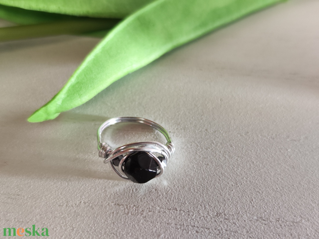 Csillagfény gyűrű - Kézzel hajlított alumínium drót, fekete ónix -hematit. - ékszer - gyűrű - gyöngyös gyűrű - Meska.hu