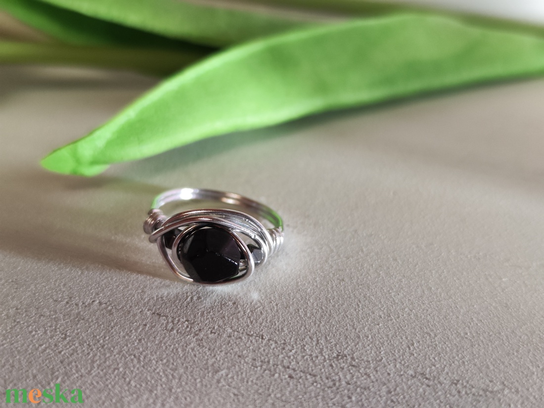 Csillagfény gyűrű - Kézzel hajlított alumínium drót, fekete ónix -hematit. - ékszer - gyűrű - gyöngyös gyűrű - Meska.hu