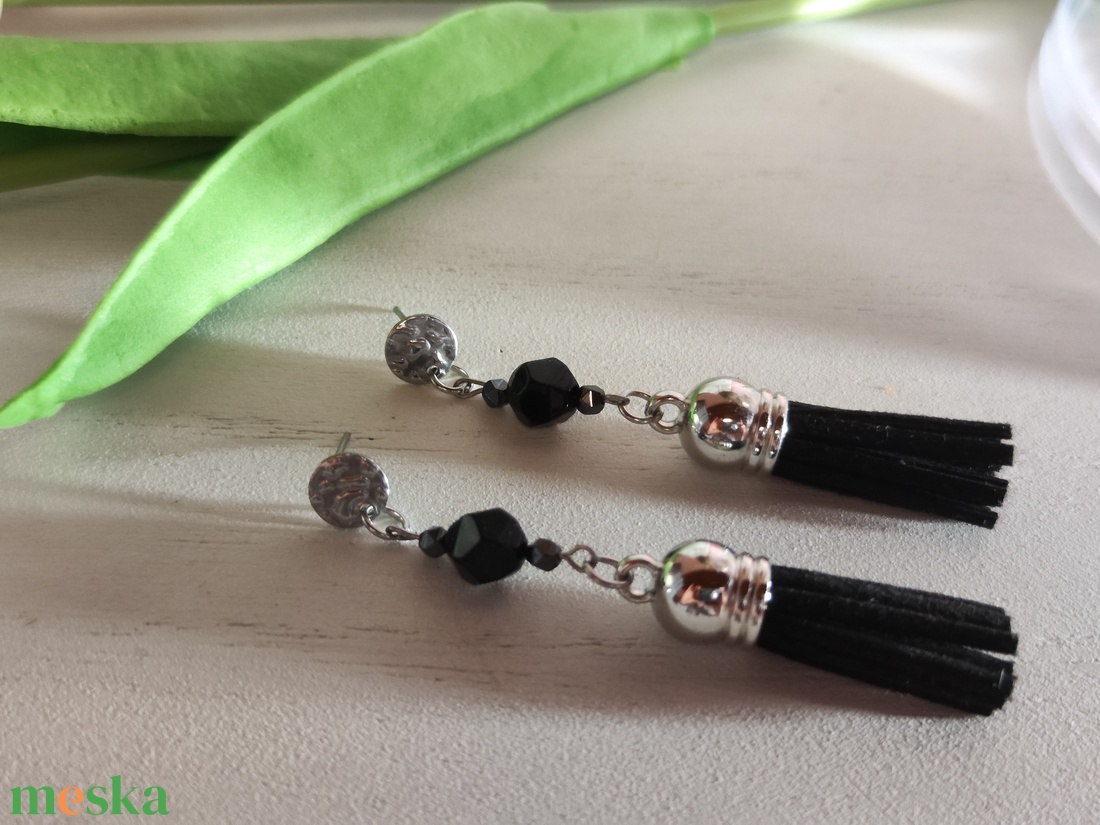 Nemesacél bojtos bedugós fülbevaló fekete ónix -hematit gyöngyökkel � 2026 legforróbb rojtos trendje! - ékszer - fülbevaló - rojtos fülbevaló - Meska.hu