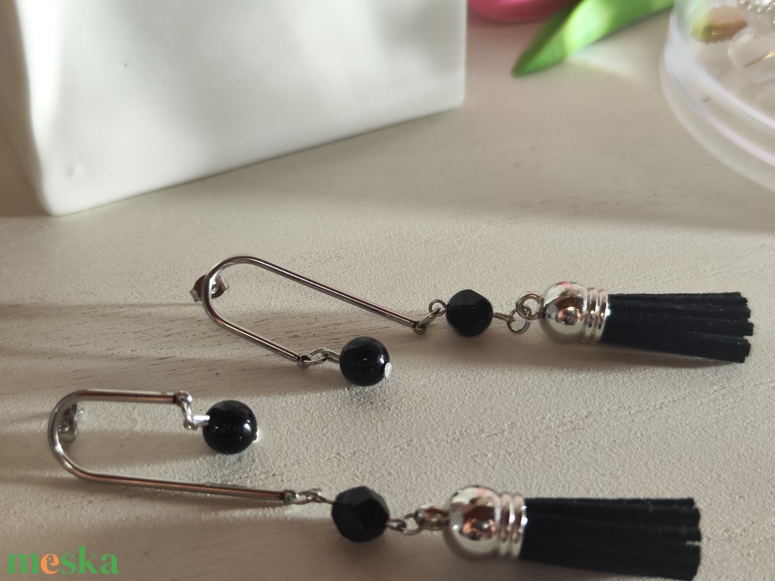 Elegáns nemesacél bojtos fülbevaló ónix kövekkel � szarvasbőr bojttal! - ékszer - fülbevaló - rojtos fülbevaló - Meska.hu