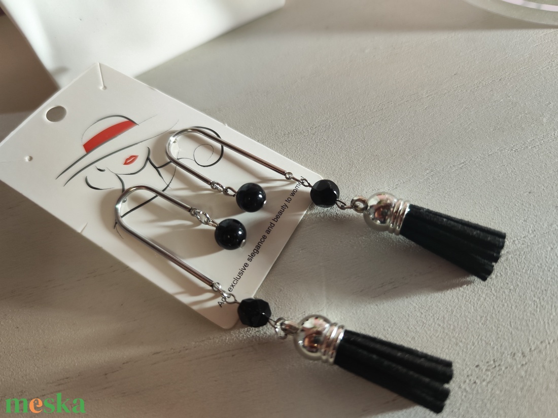 Elegáns nemesacél bojtos fülbevaló ónix kövekkel � szarvasbőr bojttal! - ékszer - fülbevaló - rojtos fülbevaló - Meska.hu