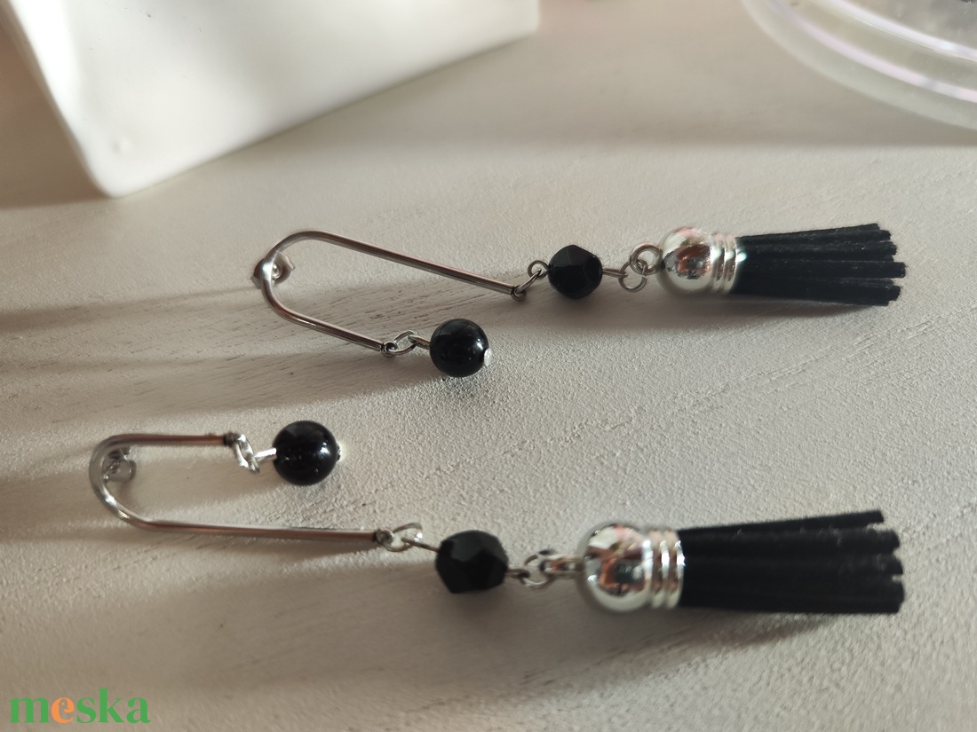 Elegáns nemesacél bojtos fülbevaló ónix kövekkel � szarvasbőr bojttal! - ékszer - fülbevaló - rojtos fülbevaló - Meska.hu