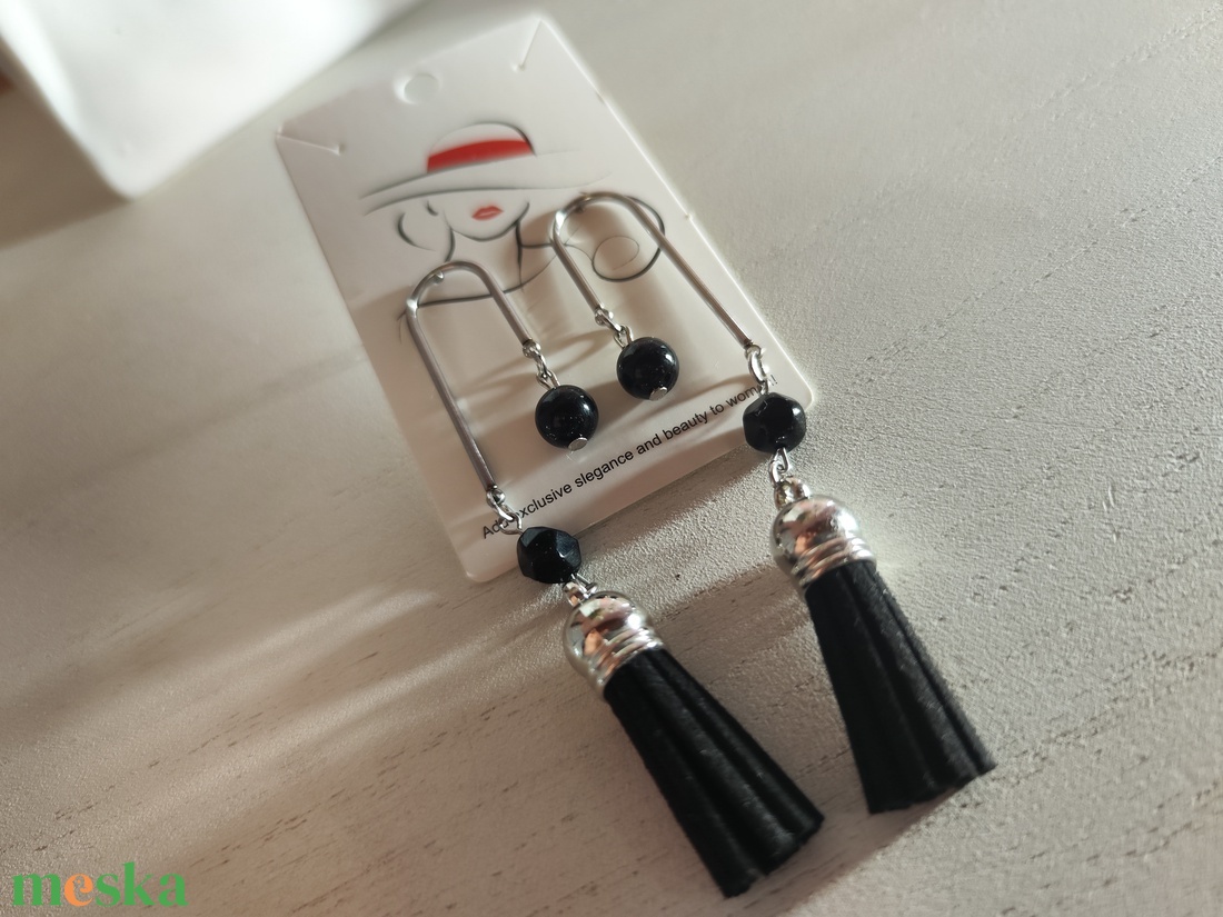 Elegáns nemesacél bojtos fülbevaló ónix kövekkel � szarvasbőr bojttal! - ékszer - fülbevaló - rojtos fülbevaló - Meska.hu