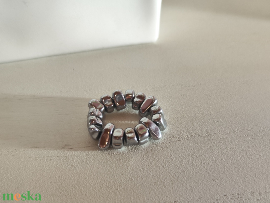 Egyedi szabálytalan hematit gumis gyűrű � unisex - ékszer - gyűrű - gyöngyös gyűrű - Meska.hu