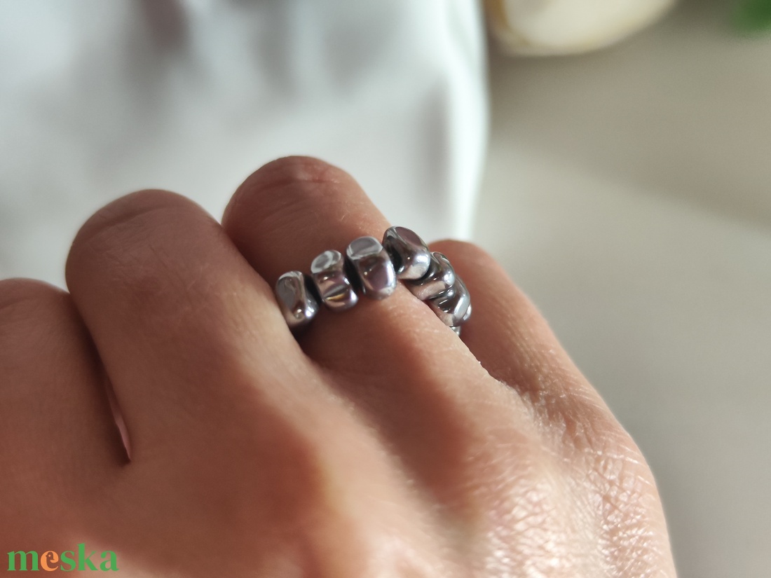 Egyedi szabálytalan hematit gumis gyűrű � unisex - ékszer - gyűrű - gyöngyös gyűrű - Meska.hu