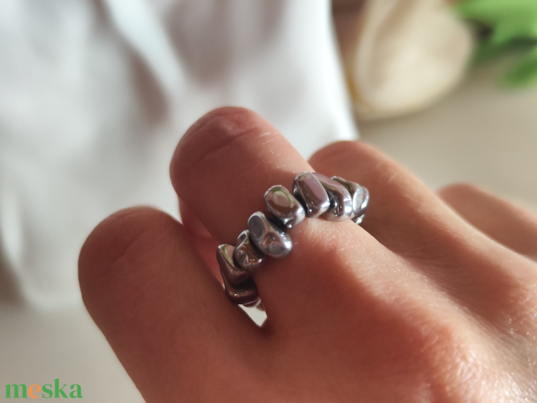 Egyedi szabálytalan hematit gumis gyűrű � unisex - ékszer - gyűrű - gyöngyös gyűrű - Meska.hu