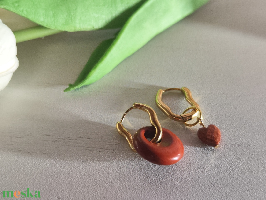 Aszimmetrikus nemesacél fülbevaló AAA vörös jáspis szív gyönggyel � bepattintós, levehető medállal! - ékszer - fülbevaló - lógó fülbevaló - Meska.hu