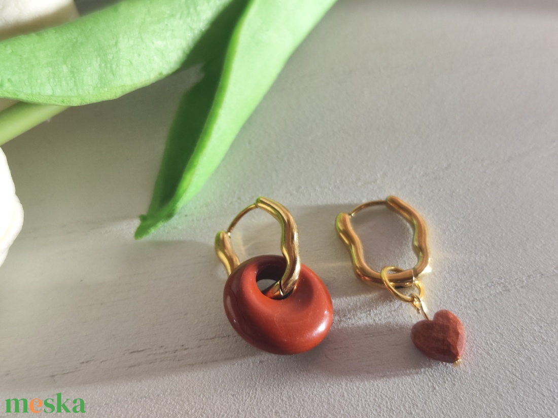 Aszimmetrikus nemesacél fülbevaló AAA vörös jáspis szív gyönggyel � bepattintós, levehető medállal! - ékszer - fülbevaló - lógó fülbevaló - Meska.hu