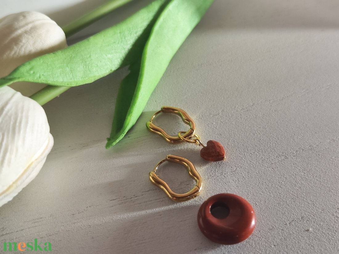 Aszimmetrikus nemesacél fülbevaló AAA vörös jáspis szív gyönggyel � bepattintós, levehető medállal! - ékszer - fülbevaló - lógó fülbevaló - Meska.hu