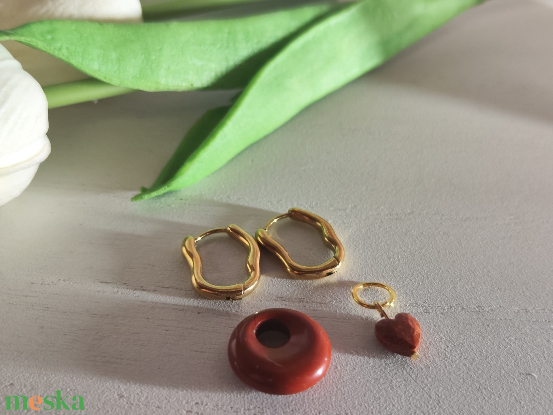 Aszimmetrikus nemesacél fülbevaló AAA vörös jáspis szív gyönggyel � bepattintós, levehető medállal! - ékszer - fülbevaló - lógó fülbevaló - Meska.hu