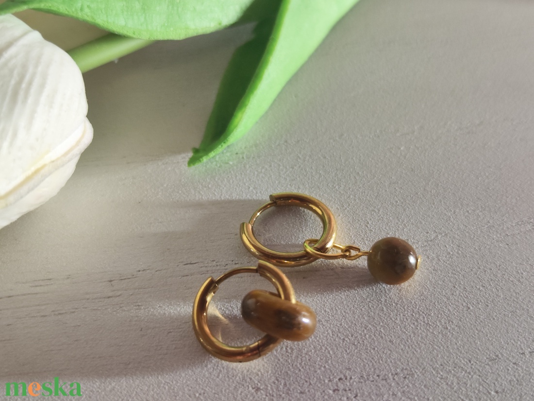 Aszimmetrikus aranyfényű nemesacél karika fülbevaló tigrisszem gyöngyökkel � Egyedi elegancia meleg színtípusúaknak! - ékszer - fülbevaló - lógó fülbevaló - Meska.hu