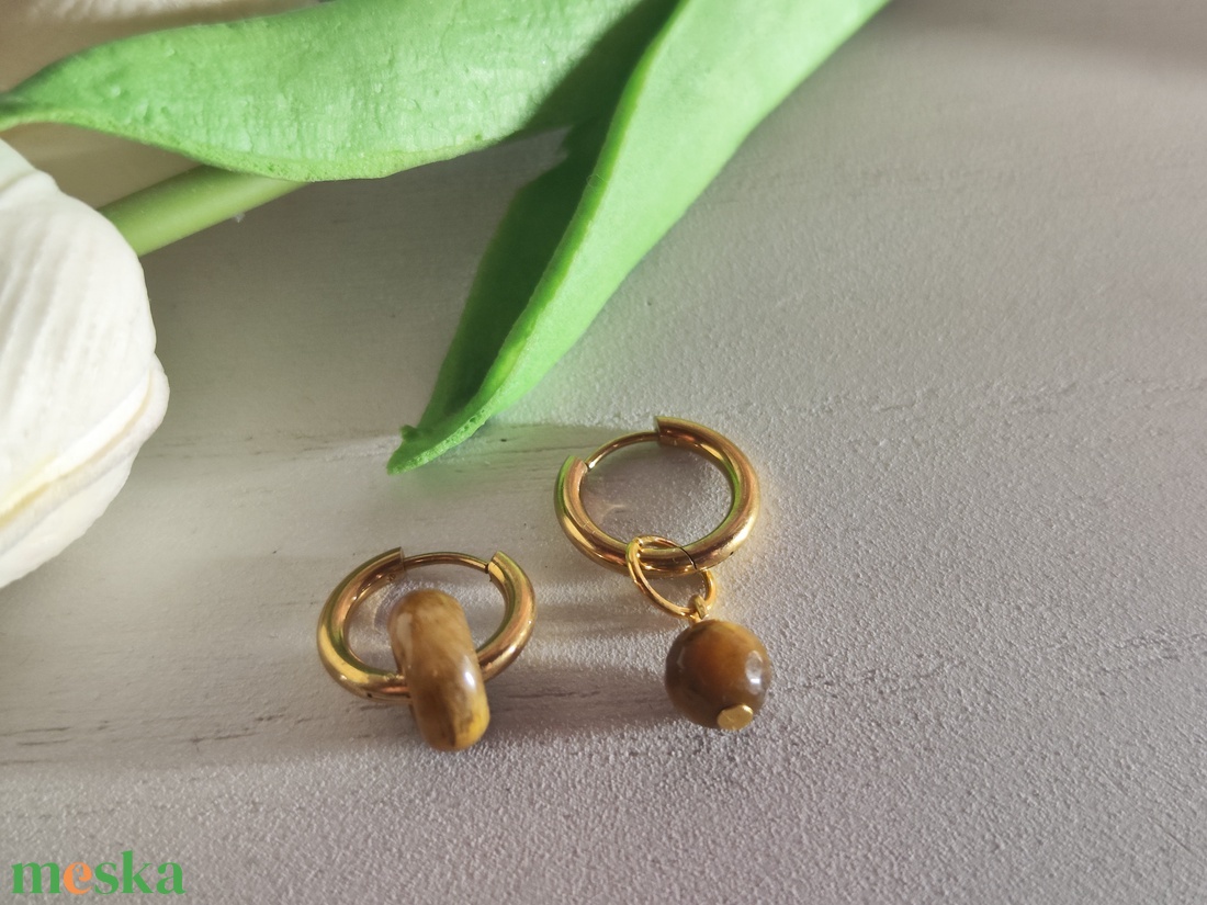 Aszimmetrikus aranyfényű nemesacél karika fülbevaló tigrisszem gyöngyökkel � Egyedi elegancia meleg színtípusúaknak! - ékszer - fülbevaló - lógó fülbevaló - Meska.hu