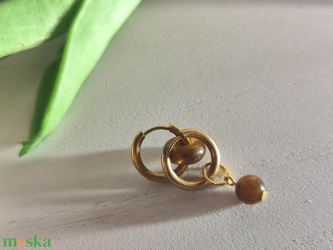Aszimmetrikus aranyfényű nemesacél karika fülbevaló tigrisszem gyöngyökkel � Egyedi elegancia meleg színtípusúaknak! - ékszer - fülbevaló - lógó fülbevaló - Meska.hu
