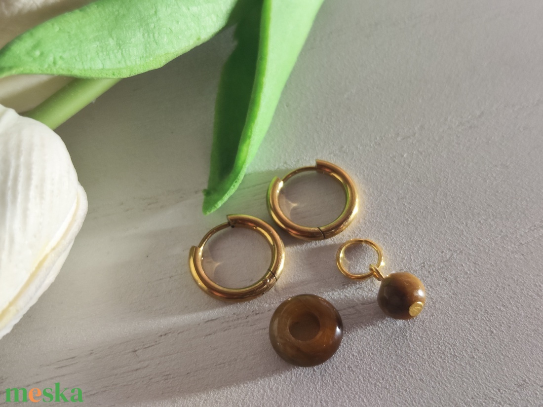 Aszimmetrikus aranyfényű nemesacél karika fülbevaló tigrisszem gyöngyökkel � Egyedi elegancia meleg színtípusúaknak! - ékszer - fülbevaló - lógó fülbevaló - Meska.hu