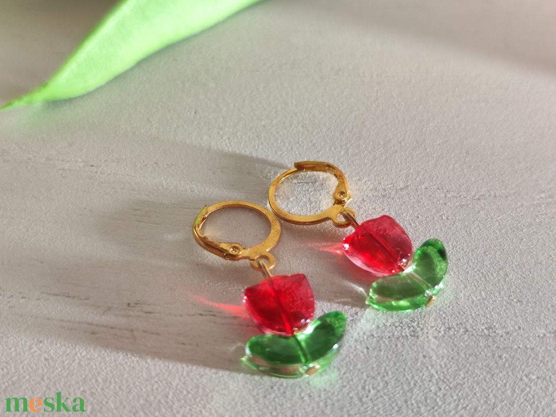 Cuki üveggyöngy piros tulipános fülbevaló � biztonsági kapcsos, arany nemesacél alap!  - ékszer - fülbevaló - lógó fülbevaló - Meska.hu