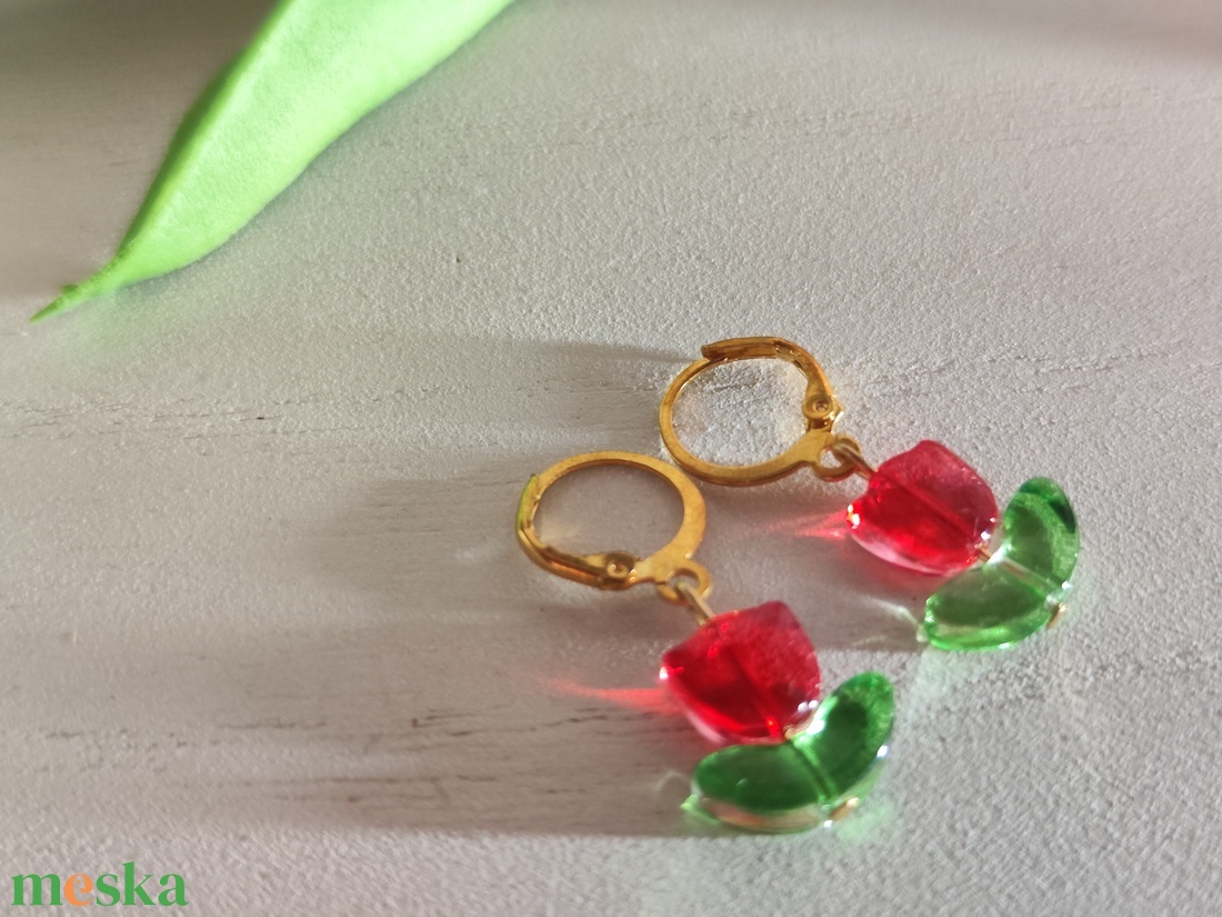 Cuki üveggyöngy piros tulipános fülbevaló � biztonsági kapcsos, arany nemesacél alap!  - ékszer - fülbevaló - lógó fülbevaló - Meska.hu