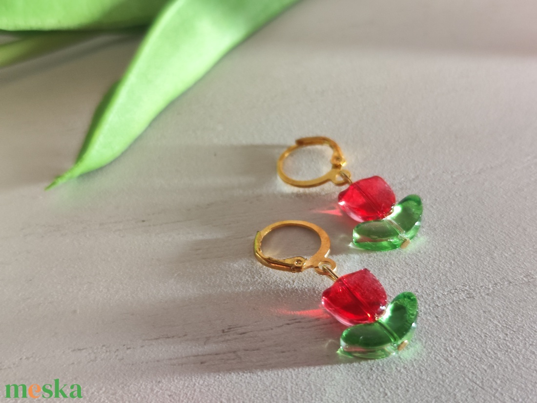 Cuki üveggyöngy piros tulipános fülbevaló � biztonsági kapcsos, arany nemesacél alap!  - ékszer - fülbevaló - lógó fülbevaló - Meska.hu