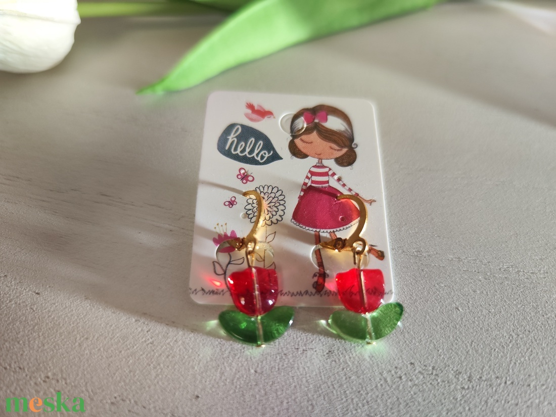 Cuki üveggyöngy piros tulipános fülbevaló � biztonsági kapcsos, arany nemesacél alap!  - ékszer - fülbevaló - lógó fülbevaló - Meska.hu