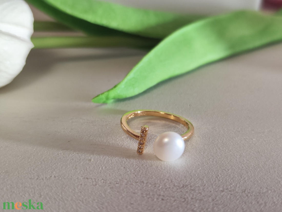 Elegáns 18K arany bevonatú gyűrű cirkóniával és édesvízi gyönggyel! - ékszer - gyűrű - gyöngyös gyűrű - Meska.hu