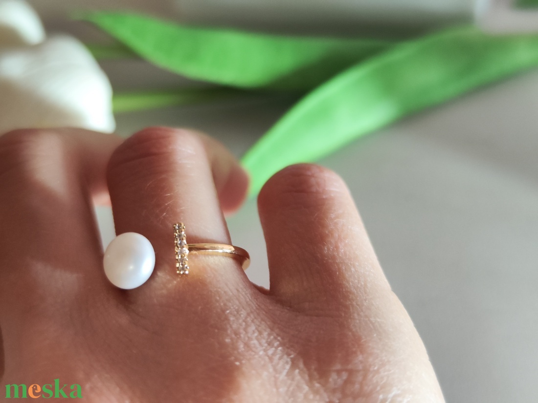 Elegáns 18K arany bevonatú gyűrű cirkóniával és édesvízi gyönggyel! - ékszer - gyűrű - gyöngyös gyűrű - Meska.hu