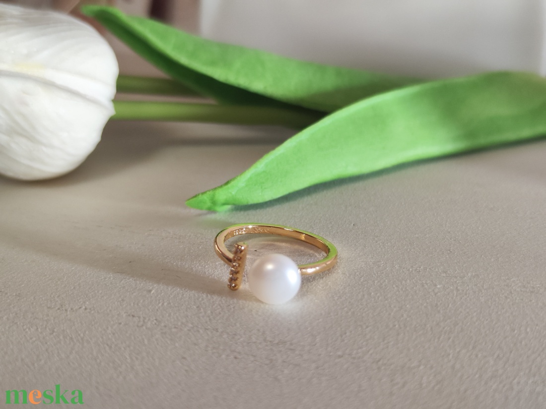 Elegáns 18K arany bevonatú gyűrű cirkóniával és édesvízi gyönggyel! - ékszer - gyűrű - gyöngyös gyűrű - Meska.hu