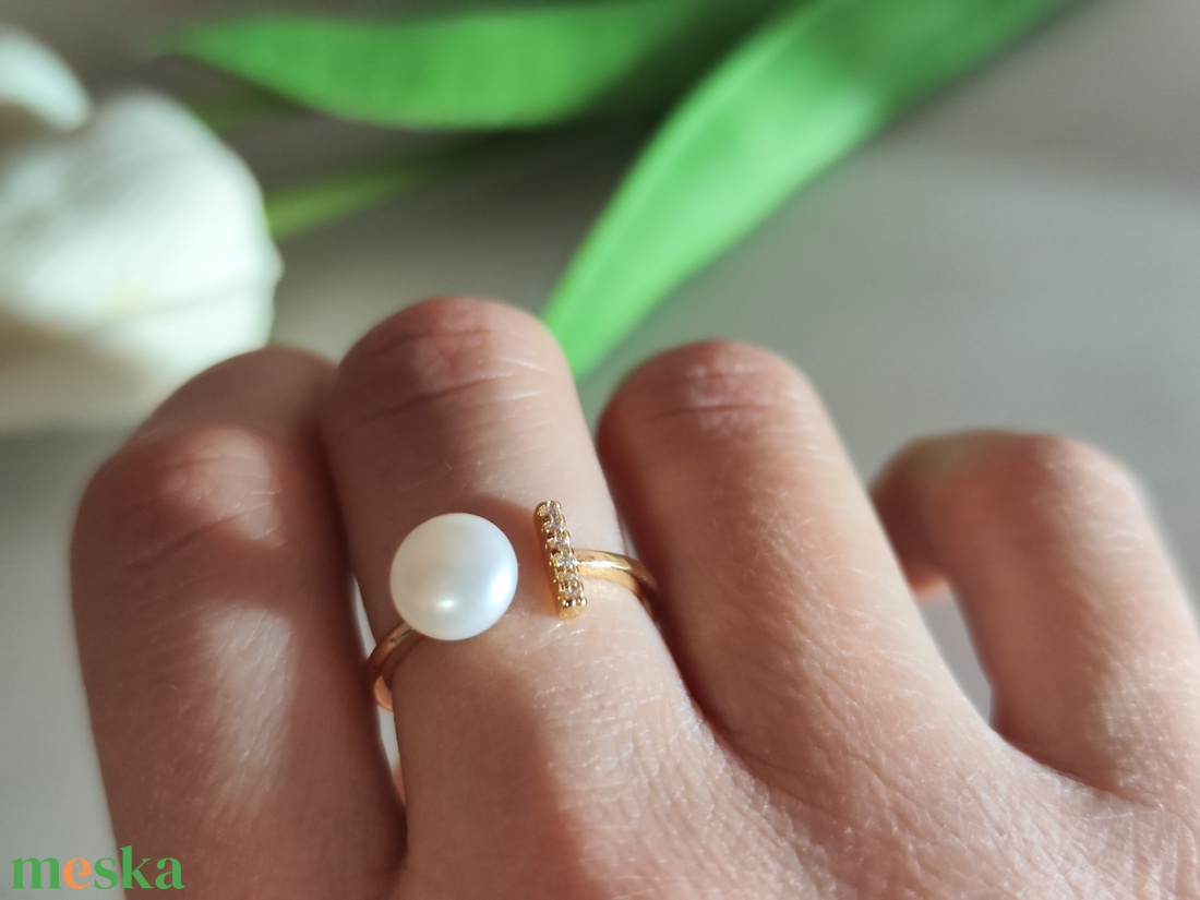 Elegáns 18K arany bevonatú gyűrű cirkóniával és édesvízi gyönggyel! - ékszer - gyűrű - gyöngyös gyűrű - Meska.hu