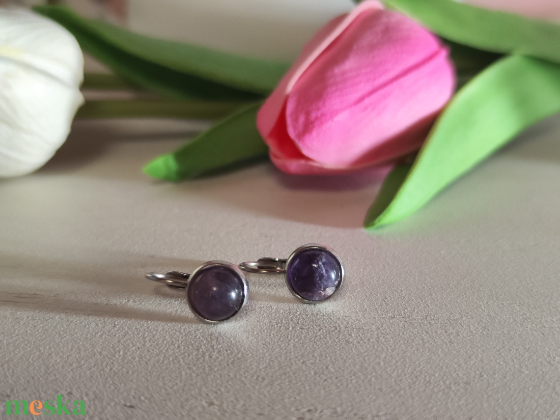 Kislány ametiszt cabochon fülbevaló 8 mm-es nemesacél alappal � Tündéri lila csillogás! - ékszer - fülbevaló - lógós kerek fülbevaló - Meska.hu