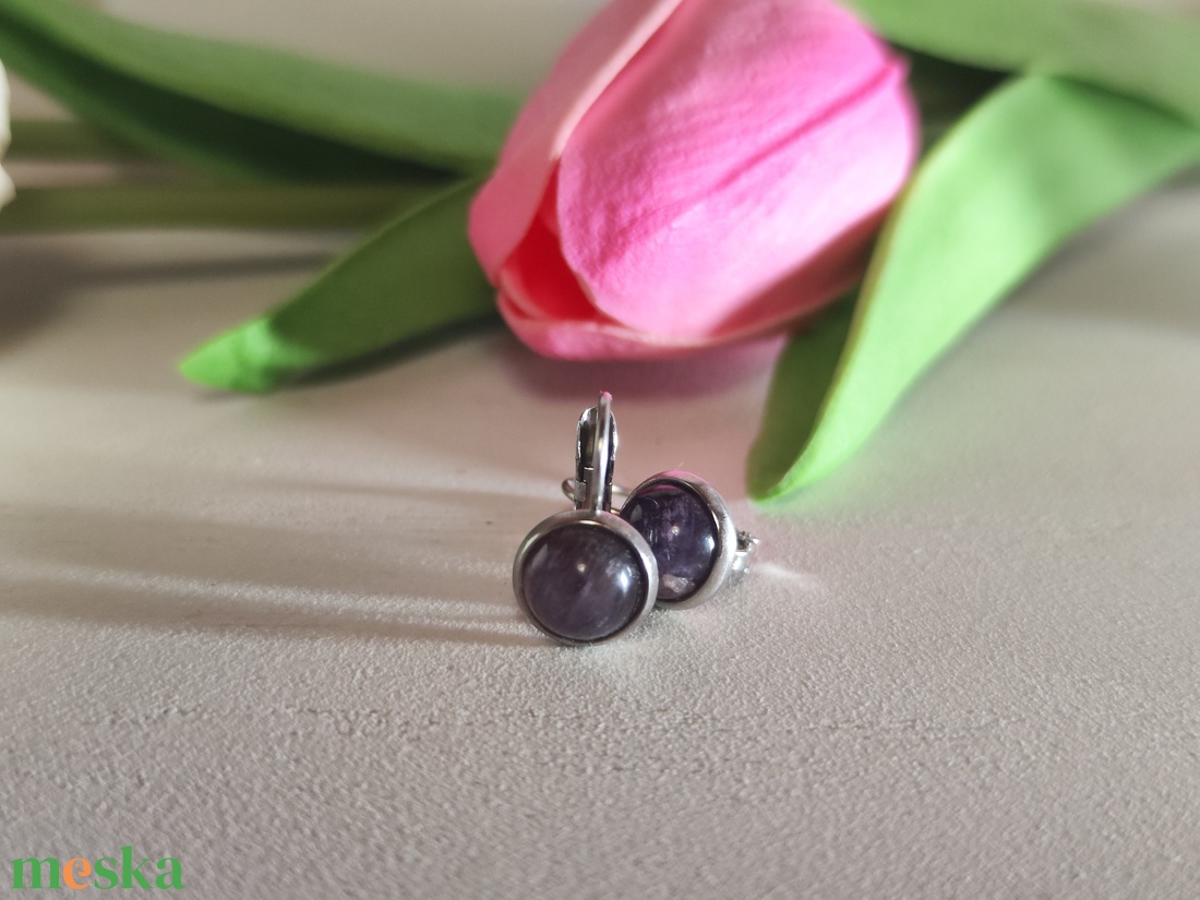 Kislány ametiszt cabochon fülbevaló 8 mm-es nemesacél alappal � Tündéri lila csillogás! - ékszer - fülbevaló - lógós kerek fülbevaló - Meska.hu