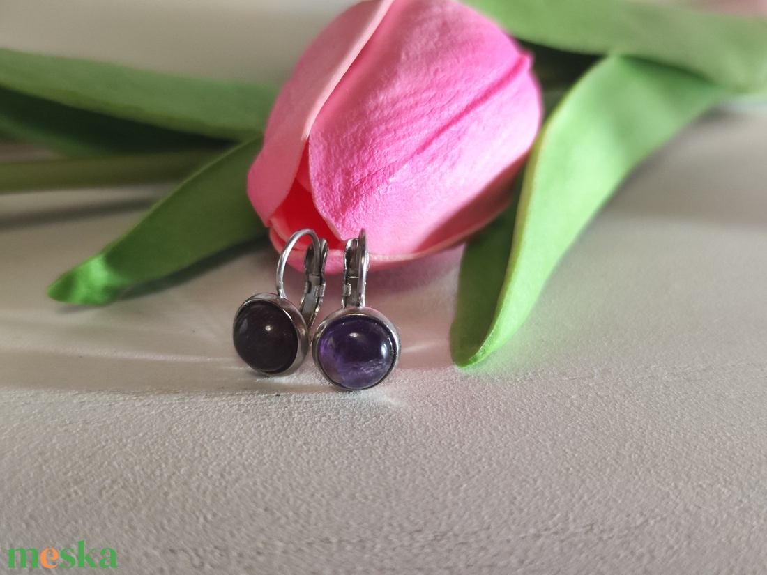 Kislány ametiszt cabochon fülbevaló 8 mm-es nemesacél alappal � Tündéri lila csillogás! - ékszer - fülbevaló - lógós kerek fülbevaló - Meska.hu