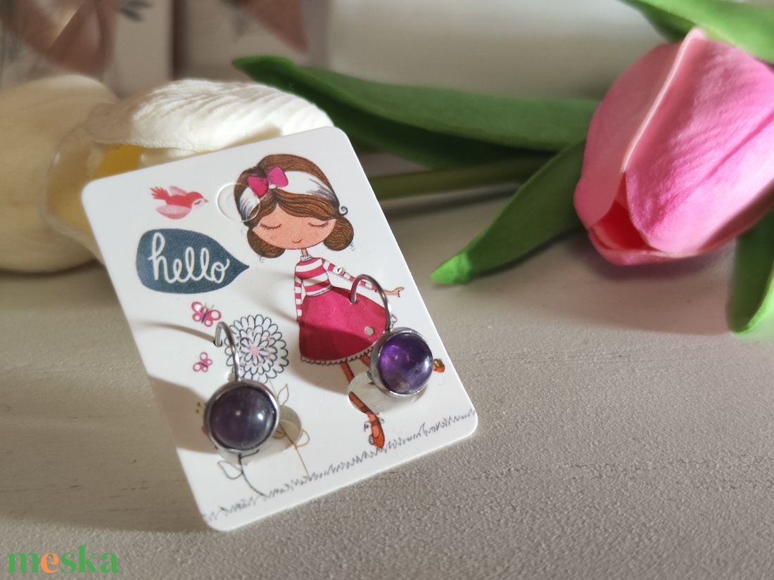 Kislány ametiszt cabochon fülbevaló 8 mm-es nemesacél alappal � Tündéri lila csillogás! - ékszer - fülbevaló - lógós kerek fülbevaló - Meska.hu