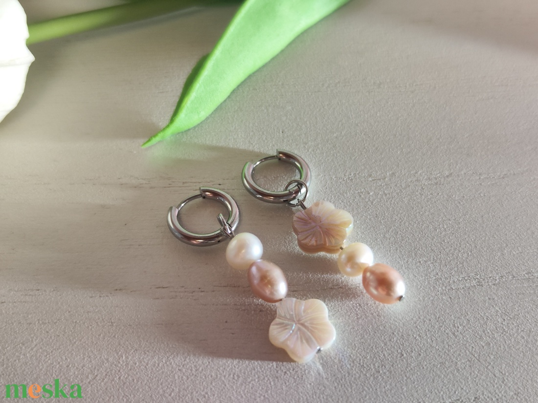 Egyedi, aszimmetrikus nemesacél, tenyésztett gyöngy fülbevaló! - ékszer - fülbevaló - lógó fülbevaló - Meska.hu