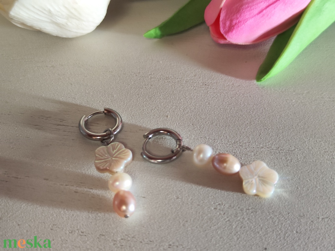 Egyedi, aszimmetrikus nemesacél, tenyésztett gyöngy fülbevaló! - ékszer - fülbevaló - lógó fülbevaló - Meska.hu